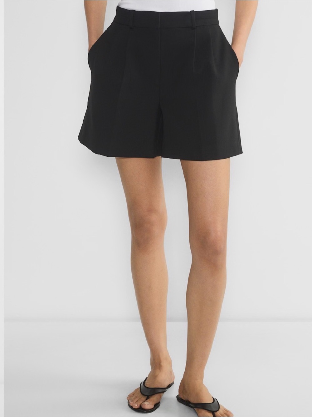 Aritzia - Babaton Pleated Mid-Thigh Short